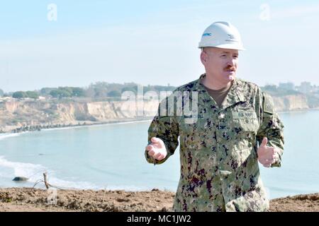 180119-N-VV353-100 Naval Station Rota, Spagna (GEN. 19, 2018)- Naval Station Rota Comandante Capt. Mike MacNicholl fa un discorso di apertura ai partecipanti durante una cerimonia rivoluzionaria presso la scogliera di riparazione di erosione sito del progetto Gen 19, 2018. La Scogliera di erosione del progetto di riparazione è un impegno pluriennale per stabilizzare i 950 metri del litorale che racchiude la stazione navale di Rota di base della zona di alloggiamento come una soluzione permanente alla scogliera di erosione. (U.S. Foto di Marina di Massa lo specialista di comunicazione di terza classe M. Jang) Foto Stock