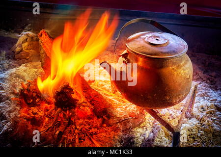 Teiera sul fuoco, Tè beduino, Wadi Rum, Giordania Foto Stock