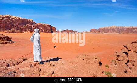 Paesaggio con beduina locale uomo, Wadi Rum Desert, Giordania Foto Stock