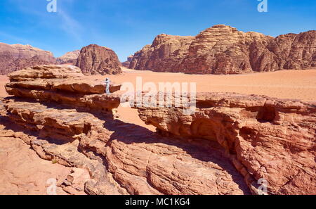 Ponte di Roccia Naturale nel Wadi Rum Desert, Giordania Foto Stock