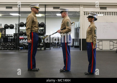 Stati Uniti Marine Corps Sgt. Il Mag. Jody F. VanDoorenmaalen, off-andando sergente maggiore per il reclutamento di stazione (RS) Nashville, 6 Marine Corps distretto (6MCD), passa un sottufficiale spada per il Mag. Jonathan W. Landers, comandante della RS Nashville, 6MCD, durante un sollievo e Appoinment cerimonia presso il Tennessee Highway Patrol Training Academy, Nashville, Tennessee, a gennaio 19, 2018. Durante la cerimonia, Landers nominato Sgt. Il Mag. Rena M. Bruno come sergente maggiore per RS di Nashville. (U.S. Marine Corps foto di Sgt. Mandaline Berlina) Foto Stock