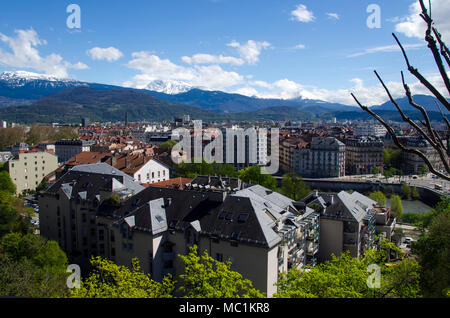 La città di Grenoble panoramica paesaggio panorama sulla città, edifici e montagne innevate, nell'Isere, Francia Foto Stock