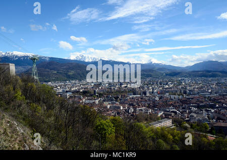 La città di Grenoble panoramica paesaggio panorama sulla città, edifici e montagne innevate, nell'Isere, Francia Foto Stock