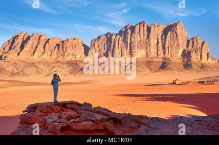 Turisti nel Wadi Rum Desert, Giordania Foto Stock