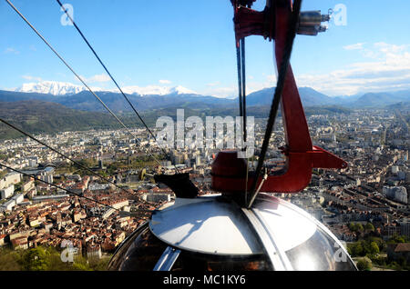 Uova di Grenoble aerial tram di Bastille : città panoramica paesaggio panorama sulla città, edifici e montagne innevate, nell'Isere, Francia Foto Stock