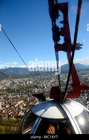 Uova di Grenoble aerial tram della Bastiglia : città panoramica paesaggio panorama sulla città, edifici e montagne innevate, nell'Isere, Francia Foto Stock