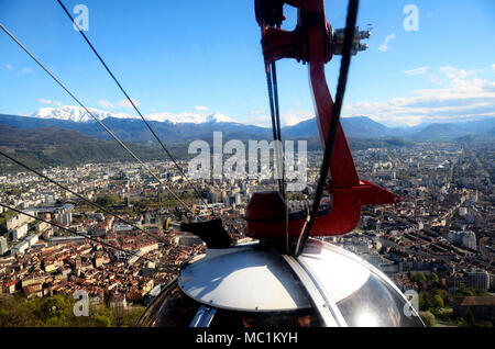 Uova di Grenoble aerial tram : città panoramica paesaggio panorama sulla città, edifici e montagne innevate, nell'Isere, Francia Foto Stock