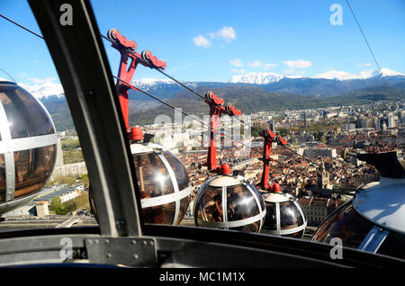 Uova di Grenoble aerial tram : città panoramica paesaggio panorama sulla città, edifici e montagne innevate, nell'Isere, Francia Foto Stock