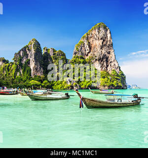 Barche Longtale presso la bellissima spiaggia, Thailandia Foto Stock