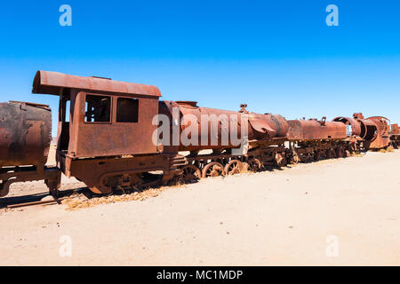 Vecchia locomotiva a vapore in treno cimitero vicino Uyuni, Bolivia Foto Stock