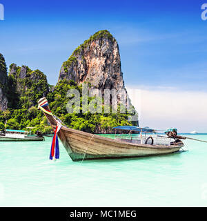 Barche Longtale presso la bellissima spiaggia, Thailandia Foto Stock