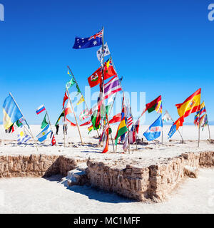 Bandiere del Salar de Uyuni, Bolivia, la più grande distesa di sale nel mondo Foto Stock