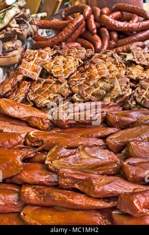 Vari prodotti da carne essiccata esposta alla vista e degustazione prima della vendita. Foto Stock