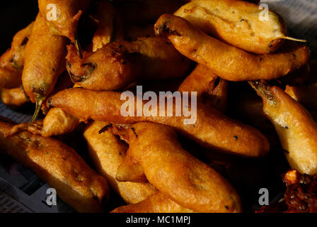 Banana pepe frittelle Bajji peperoncino Chili deliziosi spuntini peperoncino frittelle famoso snack serali di cibo di strada dell India Foto Stock