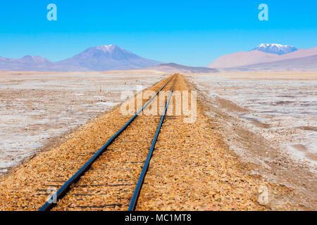 Vecchia ferrovia in Salar de Uyuni (distesa di sale), Bolivia Foto Stock