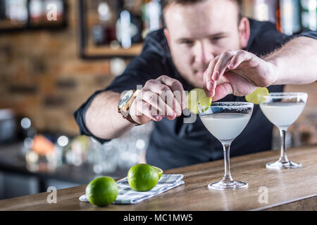 Barman in pub o ristorante la preparazione di una bevanda cocktail Margarita. Foto Stock