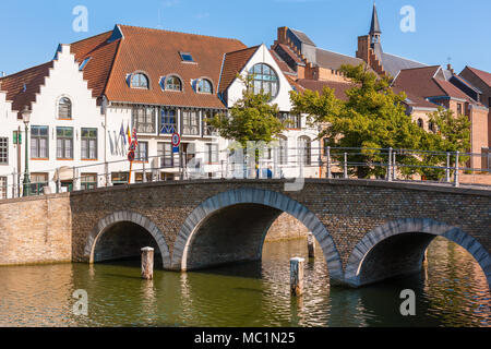 Piccola pietra ponte attraverso il Langerei Canal in Bruges Bruges, Belgio. Solo per il traffico locale. Foto Stock