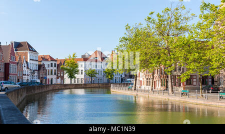 Langerei Canal, una tranquilla area di uno stile di vita lontano dal trafficato centro della città di Bruges Bruges, Belgio Foto Stock