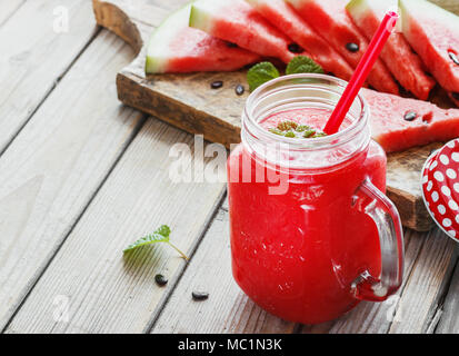 Frullato di anguria su uno sfondo di legno e sano per voi Foto Stock