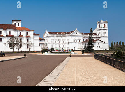 Piazza e chiese in Old Goa, India Foto Stock