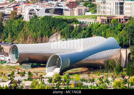 Teatro di Musica e teatro, Sala delle Esposizioni e Palazzo presidenziale sono i moderni Tbilisi, situato nel Parco Rike, Georgia Foto Stock