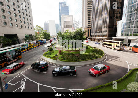 Vista guardando verso il basso Connaught Road, a Hong Kong il distretto centrale degli affari, preso dalla centrale di passaggio sopraelevato Foto Stock