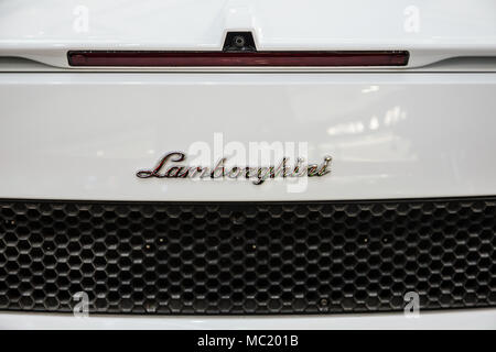 BANGKOK, Tailandia 1 Aprile, 2018: Lamborghini bianca Huracan Spyder supercar con con il classico logo in Bangkok International Motor Show Foto Stock