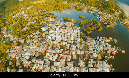 Vista aerea Coron città con le baraccopoli e di quartiere povero. Palawan. Bu Foto Stock