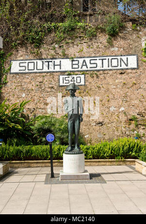 Statua di Lord Nelson accanto al segno del bastione meridionale, 1540. Gibilterra, Regno Unito. La penisola iberica. Foto Stock