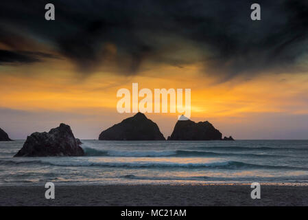 Un tramonto spettacolare su l'iconica carradori rocce di Holywell Bay in Cornovaglia. Foto Stock