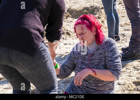 Un volontario con lesioni simulato che partecipano a un GMICE (buona medicina in ambienti impegnativi) incidente grave esercizio in Newquay Harbour. Foto Stock