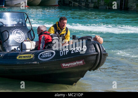 Di volontari e di professionisti della salute che partecipano a un GMICE (buona medicina in ambienti impegnativi) incidente grave esercizio in Newquay Harbour. Foto Stock