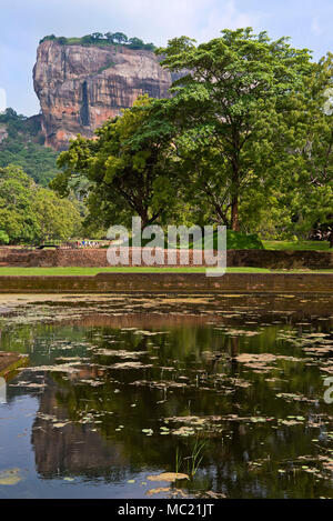 Vista verticale di Sigiriya o Lions Rock riflessa nei giardini d'acqua in Sri Lanka. Foto Stock