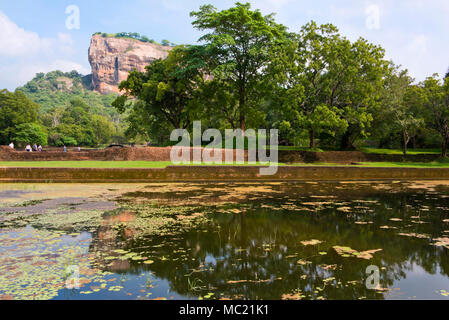 Vista orizzontale di Sigiriya o Lions Rock riflessa nei giardini d'acqua in Sri Lanka. Foto Stock
