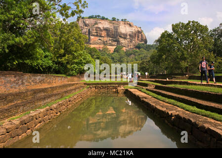 Vista orizzontale di Sigiriya o Lions Rock riflessa nei giardini d'acqua in Sri Lanka. Foto Stock