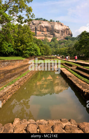 Vista verticale di Sigiriya o Lions Rock riflessa nei giardini d'acqua in Sri Lanka. Foto Stock