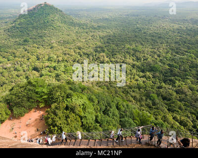 Vista orizzontale di turisti salire la ripida scalinata di Sigiriya o Lions Rock in Sri Lanka. Foto Stock