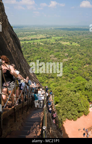 Vista verticale di turisti salire la ripida scalinata di Sigiriya o Lions Rock in Sri Lanka. Foto Stock