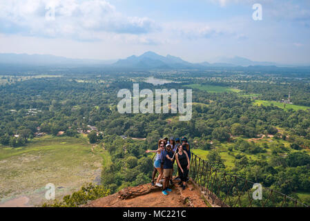 Vista orizzontale dalla parte superiore di Sigiriya o Lions Rock in Sri Lanka. Foto Stock
