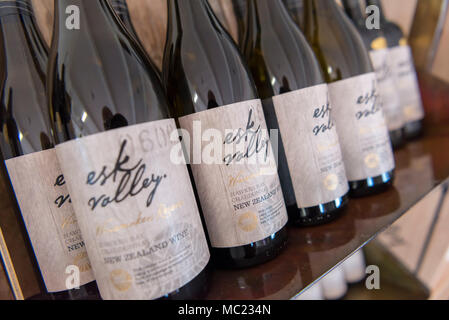 Le bottiglie di vino per la vendita in cantina shop all'Esk Vally Hawkes Bay Vigna Nuova Zelanda Foto Stock