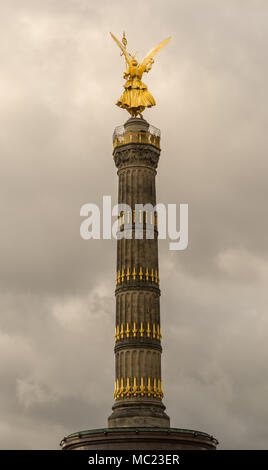 La colonna della vittoria di Berlino Tiergarten, a nuvoloso giorno d'inverno. Vista posteriore Foto Stock