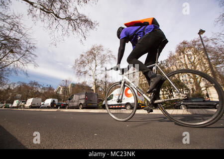 I ciclisti in CS3, ciclo cena autostrada sul Tamigi Embankment, Londra, Regno Unito. Foto Stock