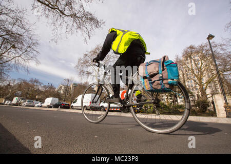 I ciclisti in CS3, ciclo cena autostrada sul Tamigi Embankment, Londra, Regno Unito. Foto Stock