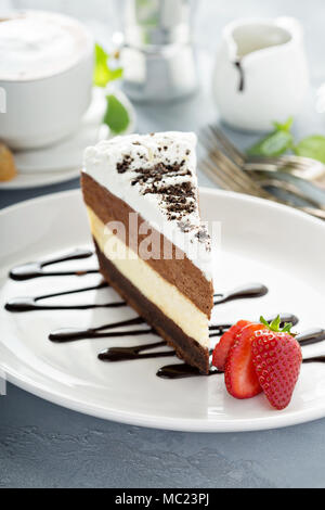 Tre strati di cioccolato torta mousse Foto Stock