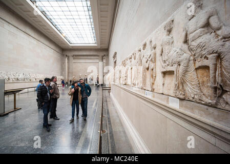 Londra. In Inghilterra. I visitatori del Museo Britannico guardando l antico fregio del Partenone (marmi di Elgin), nella Galleria Duveen, dal Partenone dell Foto Stock