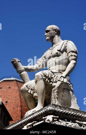 Monumento a Giovanni delle bande nere sulla Piazza San Lorenzo Firenze - Toscana, Italia - italiano.( La statua fu originariamente commissionato da Cosimo I de' Medici nel 1540 per commemorare il padre Giovanni delle Bande Nere, il condottiero di successo dalla famiglia Medici. Lo scultore fu Baccio Bandinelli. ) Foto Stock