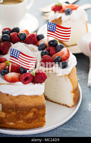 Angel food cake con crema e frutti di bosco Foto Stock