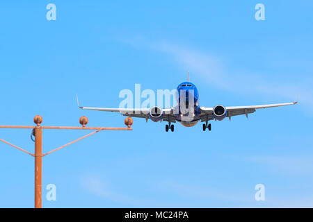 Southwest Airlines Boeing 737 sull approccio finale all'Aeroporto Internazionale di Los Angeles LAX, California, Stati Uniti d'America. L'approccio luce Gantry in primo piano. Foto Stock
