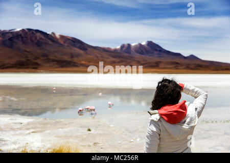 Giovane donna alla Laguna Hedionda a altipiano andino in Bolivia Foto Stock
