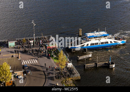 Cruise Ferry boat nella città di Amsterdam, Olanda Foto Stock